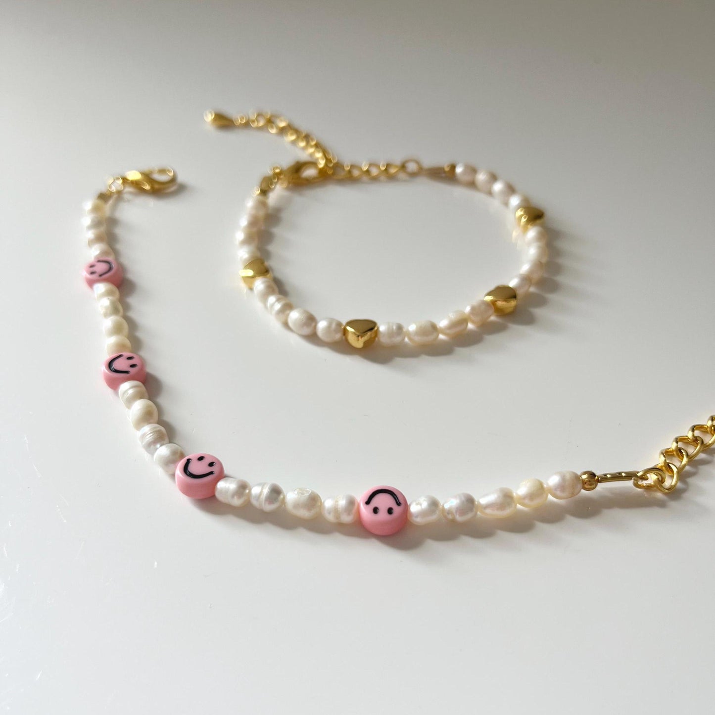 Süßwasser Perlen Armband mit goldenen Herzen, zartes Armband