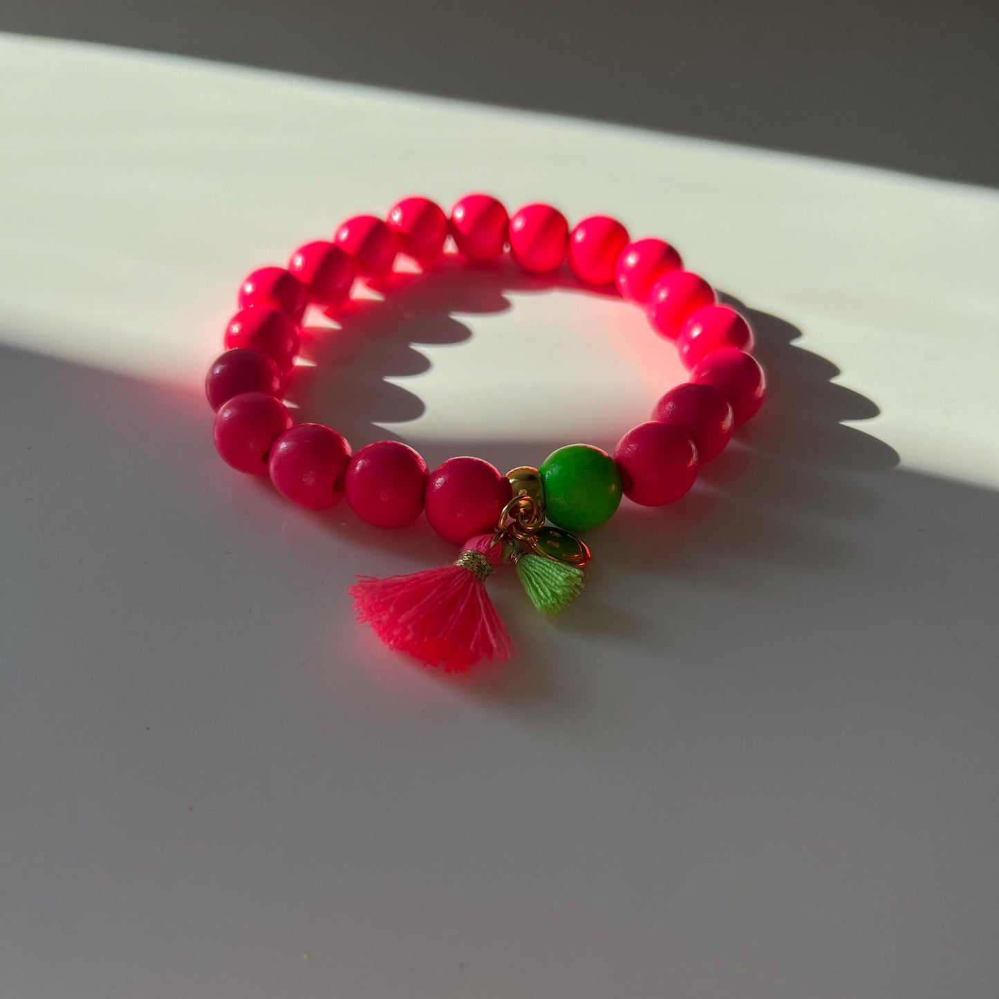 Holzperlen Armband Sommer, neon pink, Armband mit Quaste