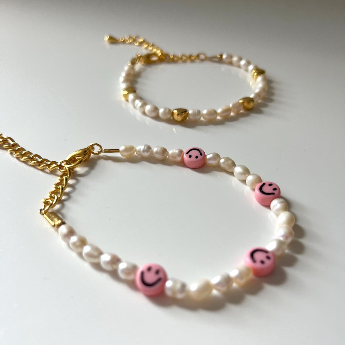 Süßwasser Perlen Armband mit goldenen Herzen, zartes Armband