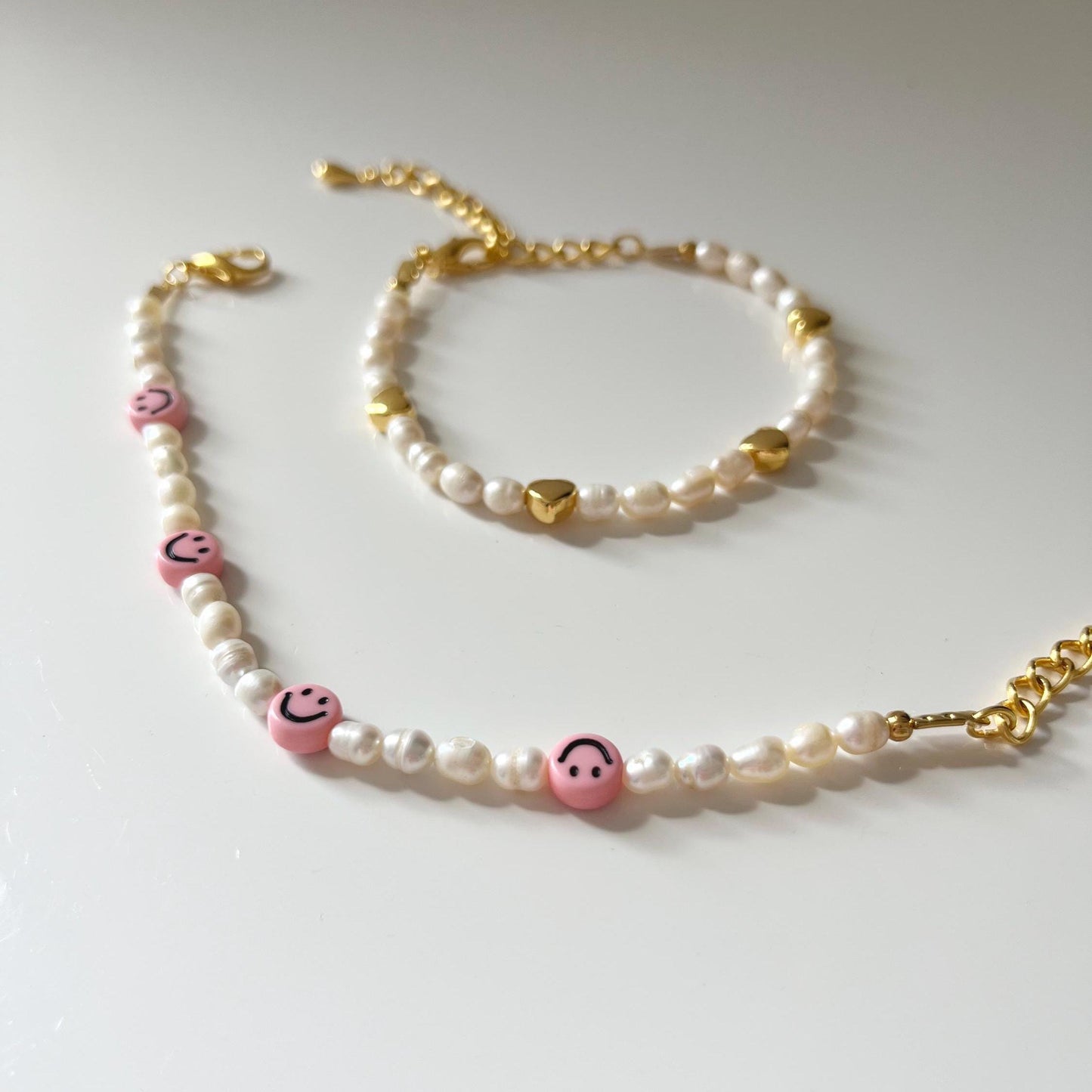 Süßwasser Perlen Armband mit rosafarbenen Smileys, zartes Armband