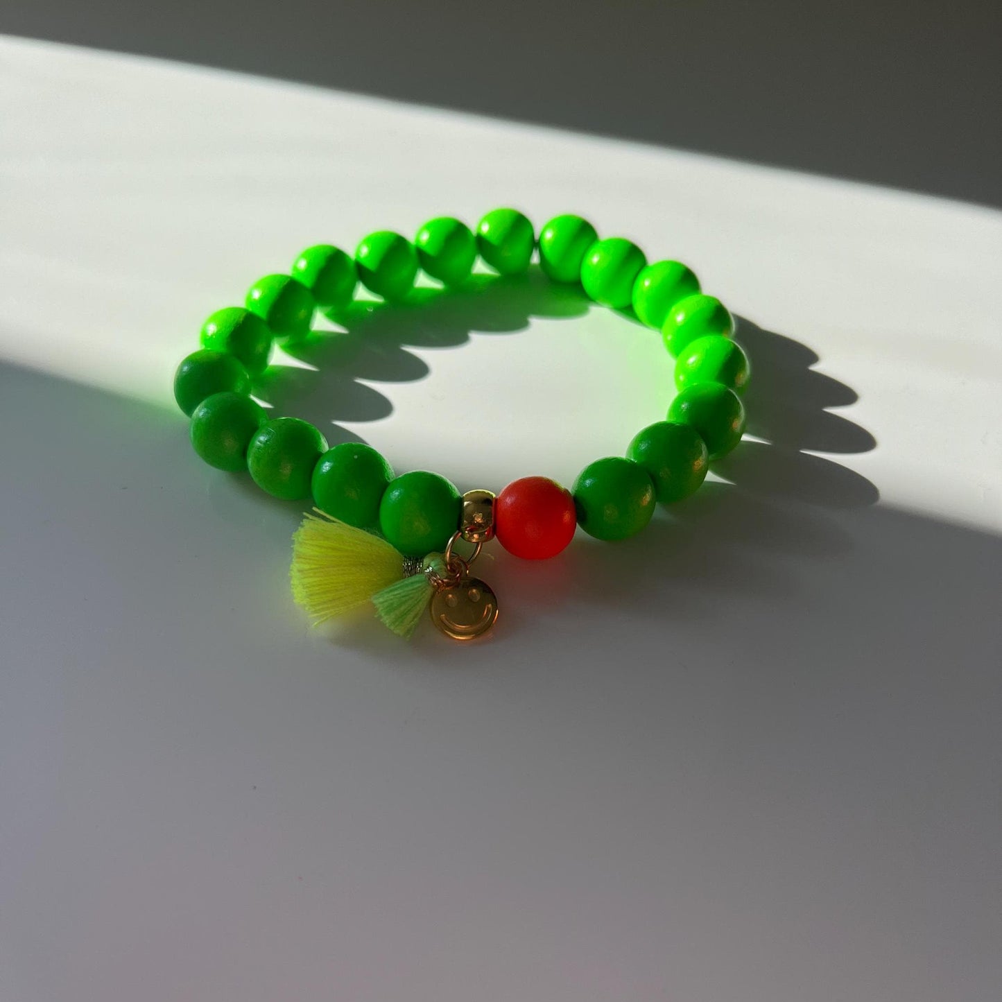 Holzperlen Armband Sommer, neon grün, Armband mit Quaste