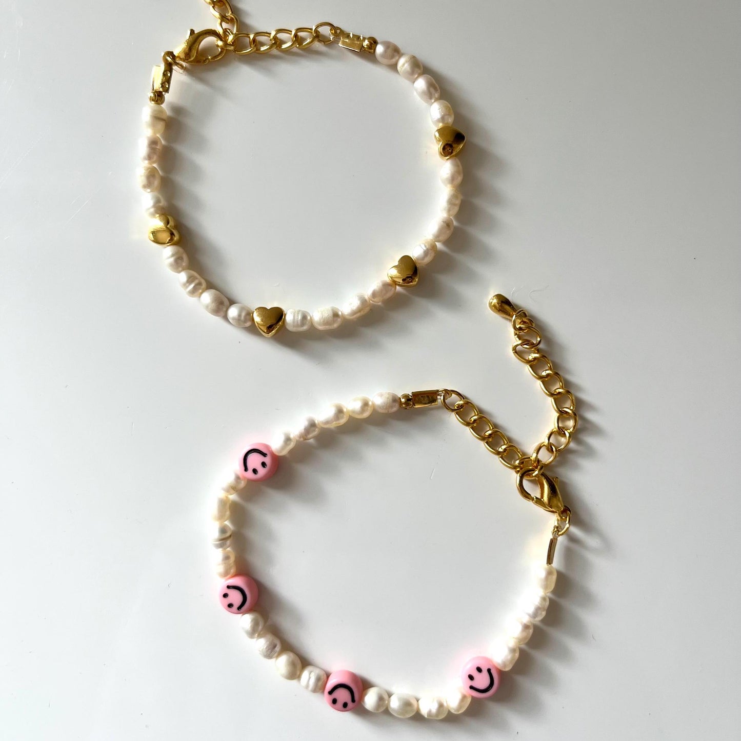 Süßwasser Perlen Armband mit goldenen Herzen, zartes Armband