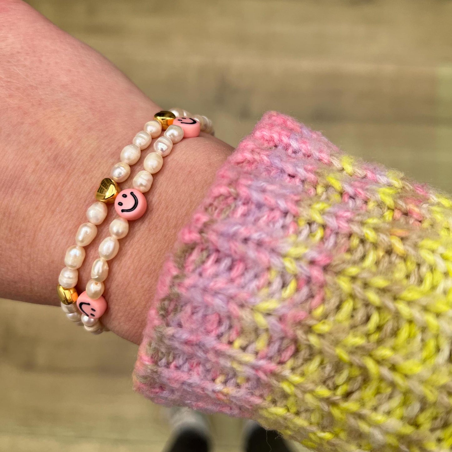 Süßwasser Perlen Armband mit goldenen Herzen, zartes Armband