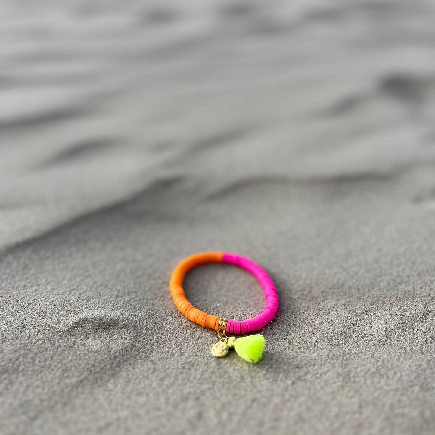 Katsuki Perlen Armband Sommer Ibiza Style, Neonpink und Neonorange, Katsuki Perlen 6 mm, Armband mit Quaste