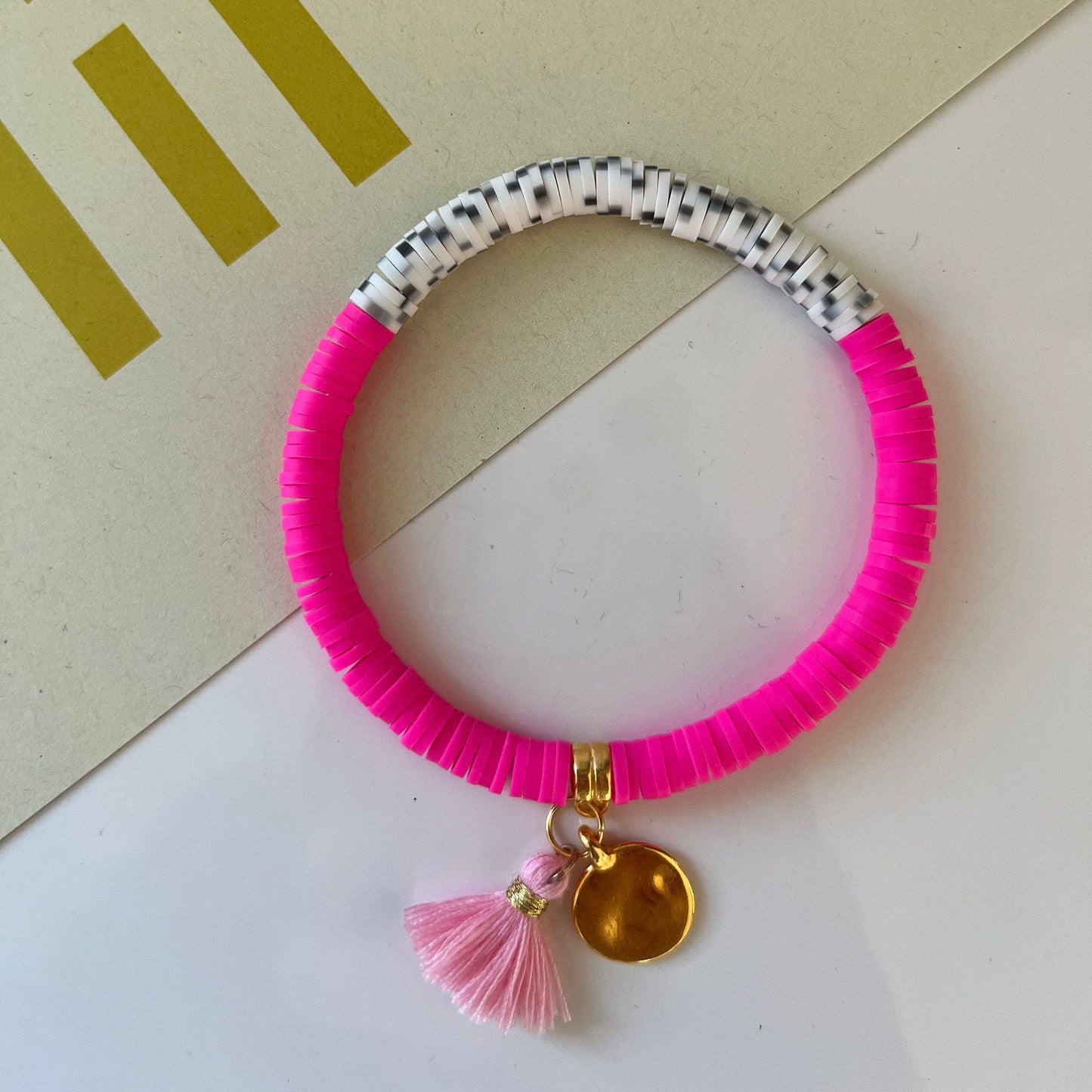 Katsuki Perlen Armband Sommer Ibiza Style, pink, schwarz weiß gesprenkelt, Katsuki Perlen 6 mm, Armband mit Quaste