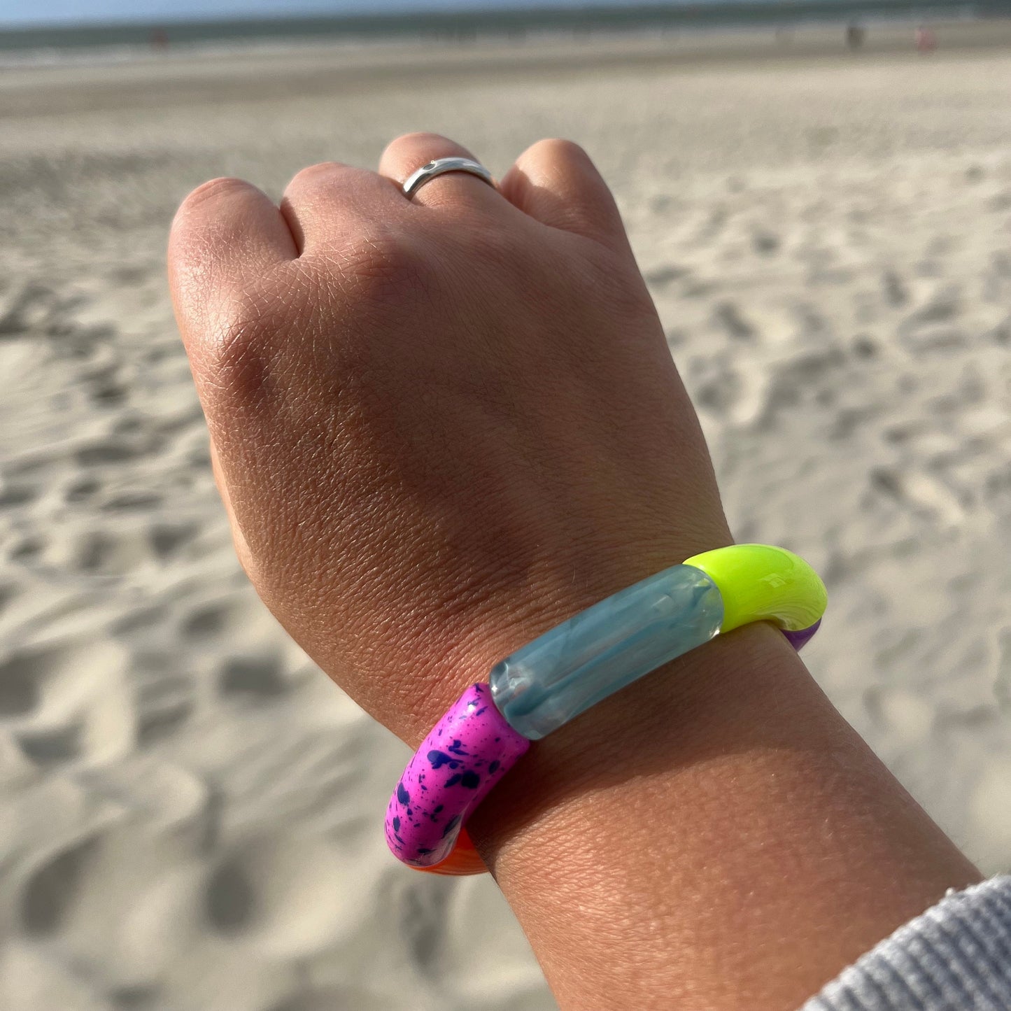 Tubeperlen Armreif Sommer Ibiza Style, gebogene Acrylperlen, Pink, Neon Gelb, Türkis, Gold