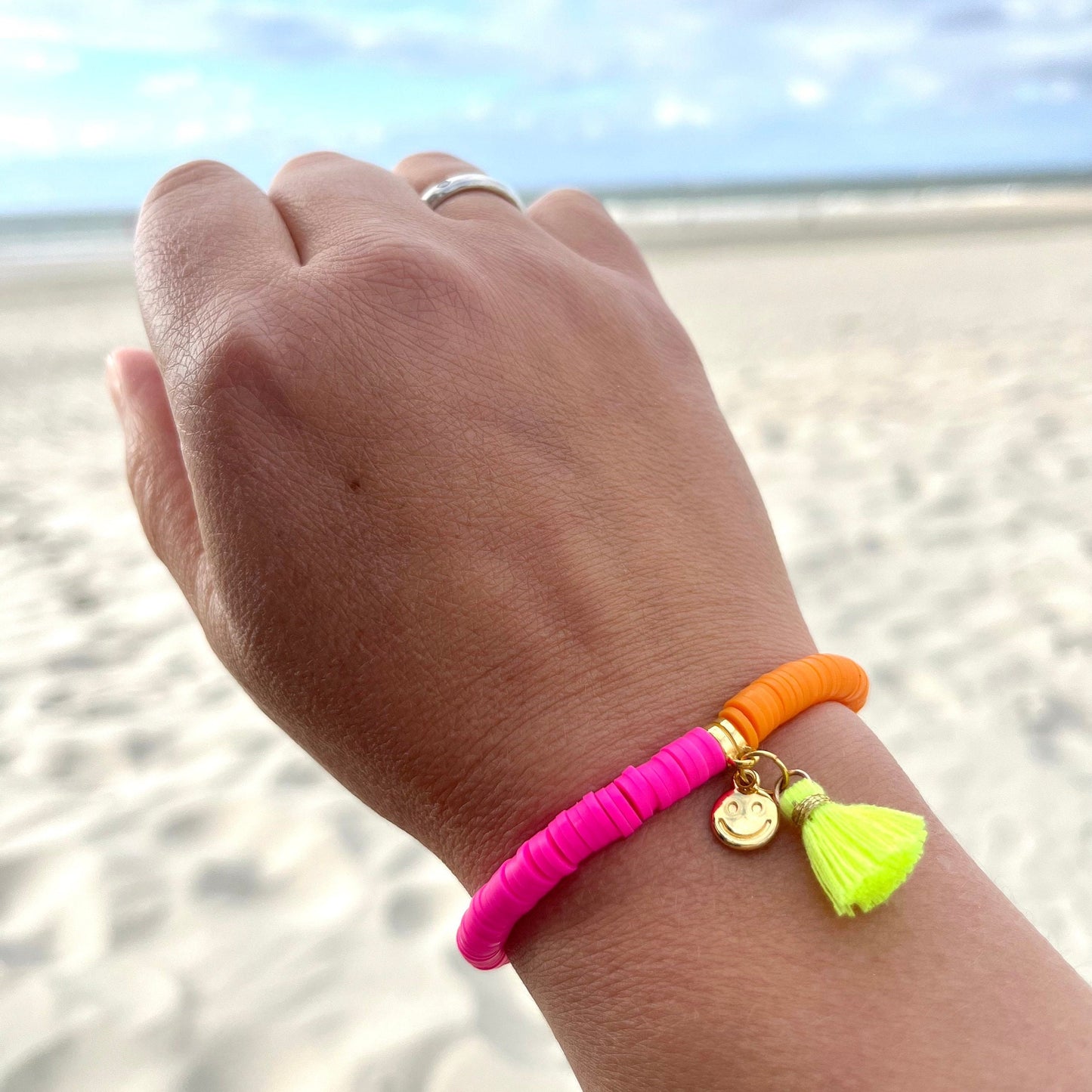 Katsuki Perlen Armband Sommer Ibiza Style, Neonpink und Neonorange, Katsuki Perlen 6 mm, Armband mit Quaste