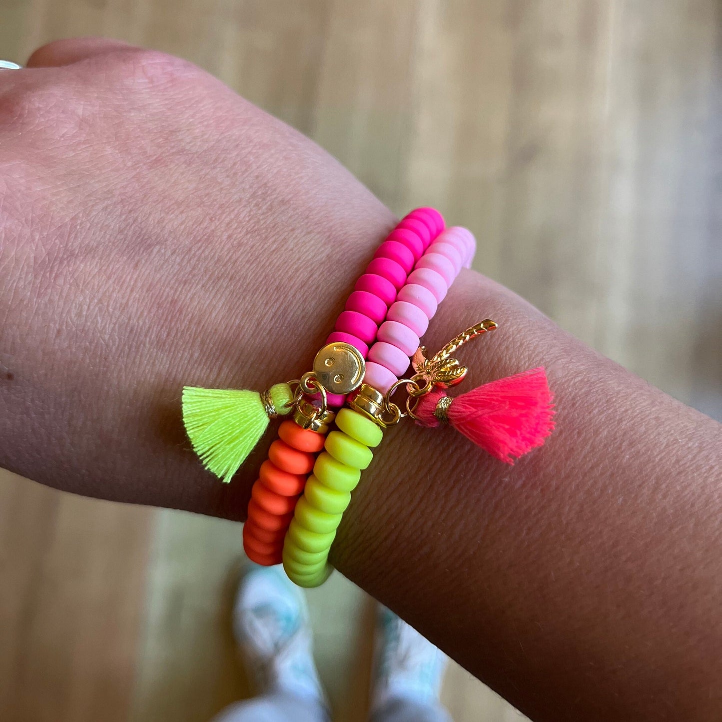 Polymer Perlen Armband Sommer Ibiza Style, Neongelb und rosa, Armband mit Quaste