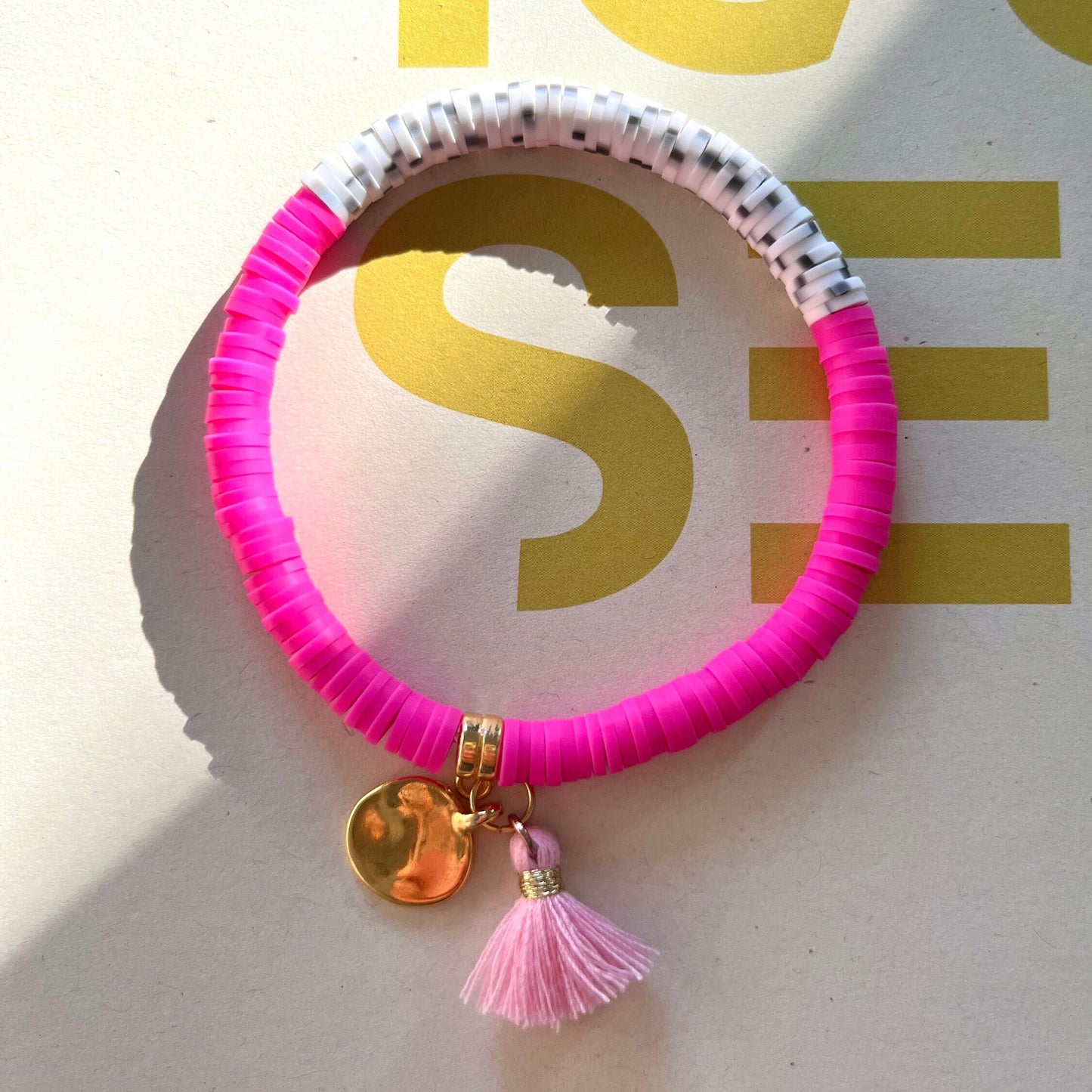 Katsuki Perlen Armband Sommer Ibiza Style, pink, schwarz weiß gesprenkelt, Katsuki Perlen 6 mm, Armband mit Quaste