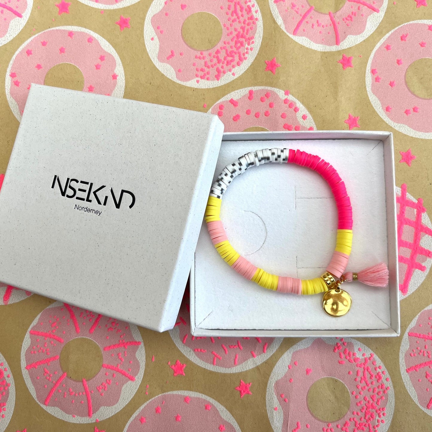 Katsuki Perlen Armband Sommer Ibiza Style, pink gelb rosa, schwarz weiß gesprenkelt, Katsuki Perlen 6 mm, Armband mit Quaste